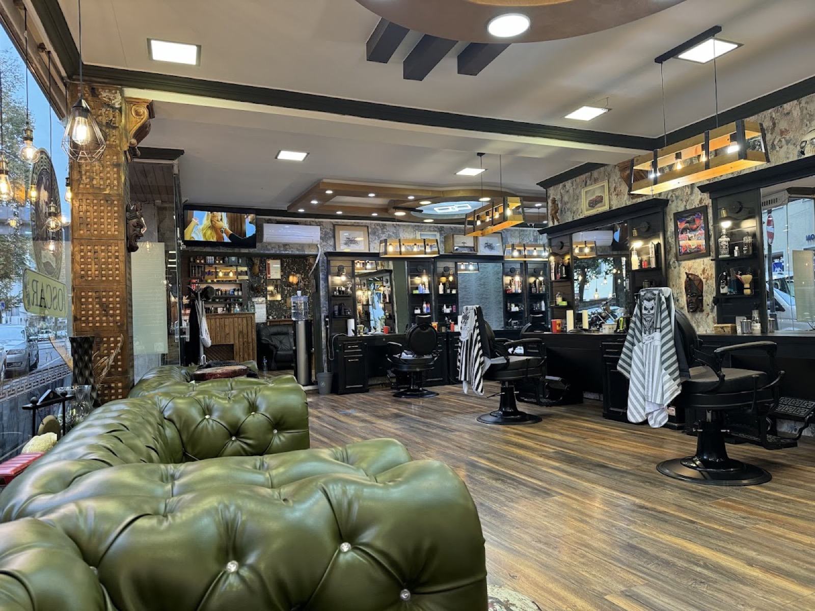 Weitere Ansicht des Oscar Barber Shop Ladens mit Sitzbereich und Blick zur Grabenstraße